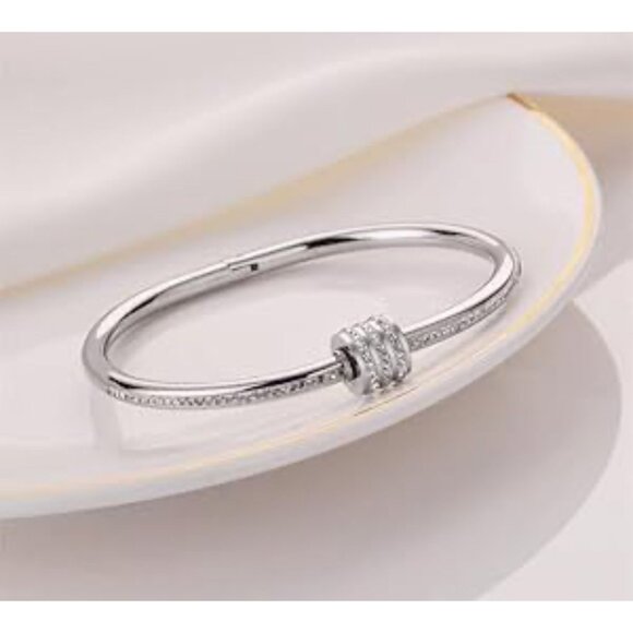 Silver Plated Bangle Open Cuff Bracelet With Textured Design of Shiny Stones NEW - Picture 3 of 3